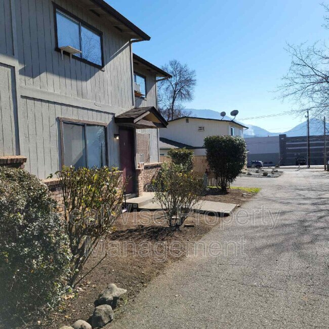 2024 NE Fairview Ave, Grants Pass, OR 97526 Townhome Rentals in