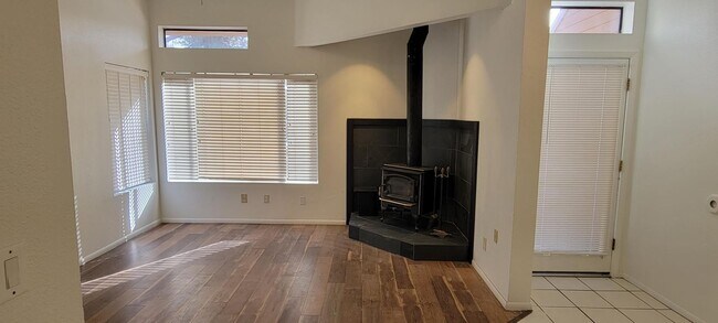 Foto del edificio - East Side 2 Story Condo Available Now!