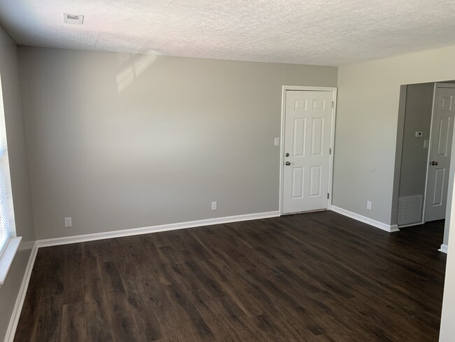 Building Photo - 475 Raymond Road