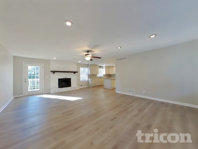 Building Photo - 324 Pioneer Cir