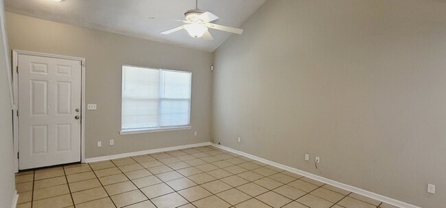 Building Photo - LOVELY 3/3 w/ Washer/Dryer, Vaulted Ceilin...