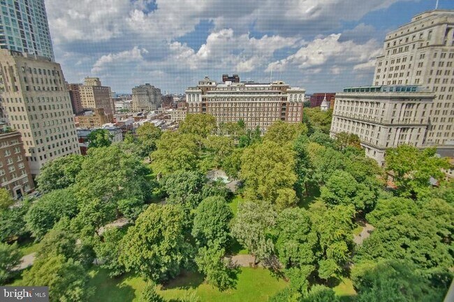 Building Photo - 604 S Washington Square