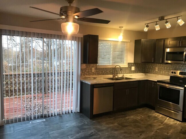 Foto del edificio - Pet Friendly, Renovated Home in Fox School District