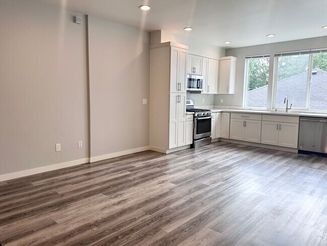 Building Photo - Beautiful Townhouse in South Seattle