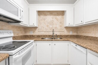 Building Photo - 5961 N Falls Cir Dr