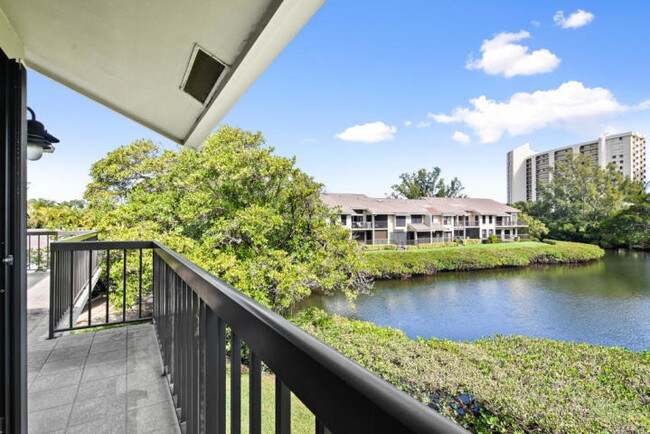 Foto del edificio - 1902 Fairway Dr S