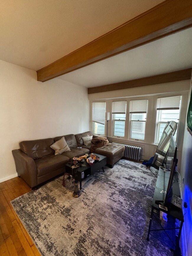 Foto del edificio - 2945 N Oakland Ave