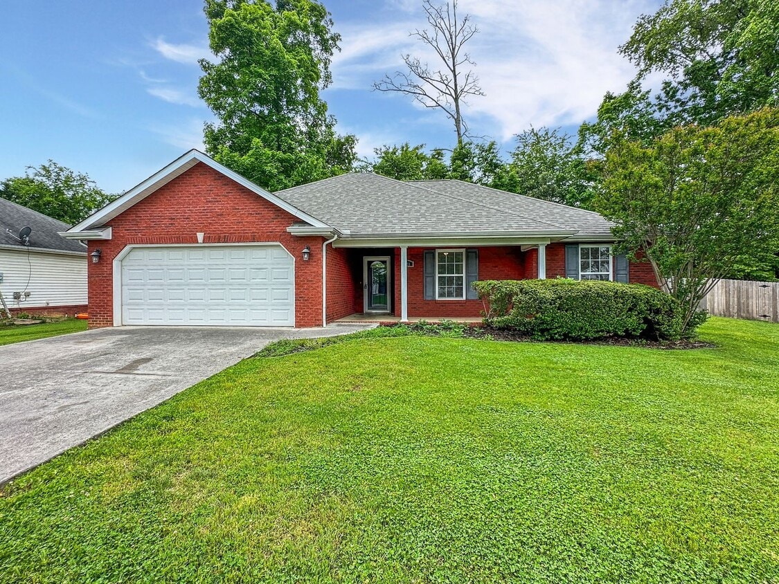 Primary Photo - Charming Single Level 3-Bedroom South Knox...