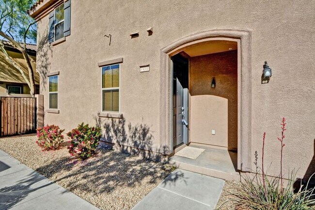Building Photo - Wonderful gated community townhome near I-10