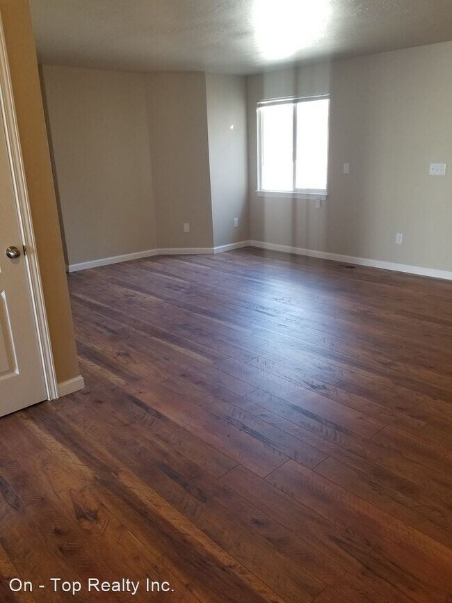 Building Photo - 4 br, 2.5 bath House - 519 E. Lacrosse