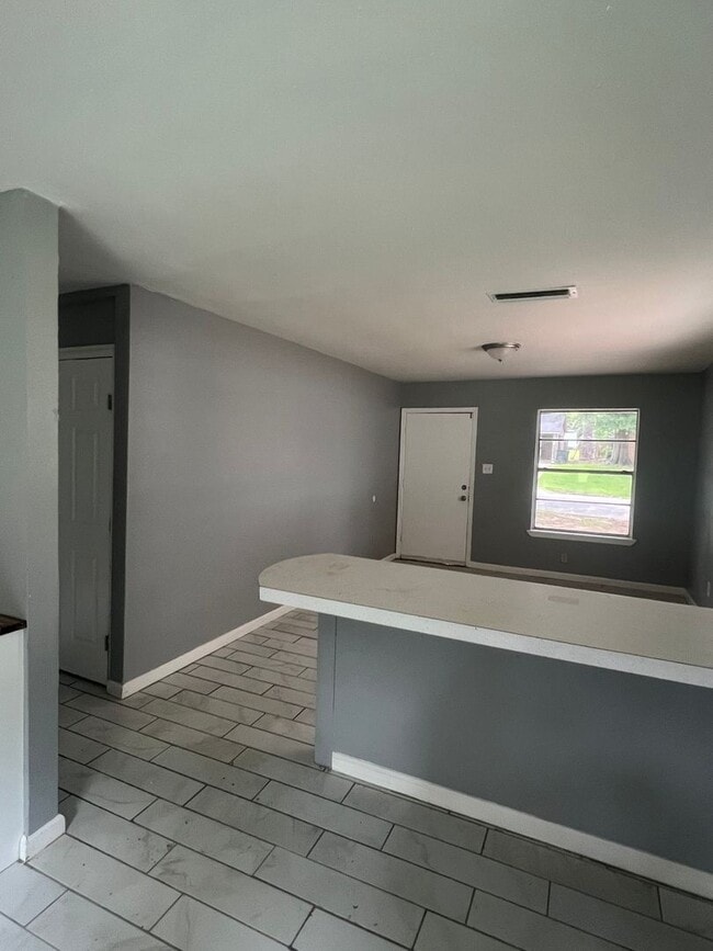 Building Photo - 3 Bedroom 1 Bath in Southern Hills