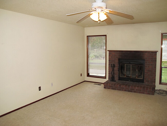Building Photo - Pet Negotiable 3 Bedroom Home. Fire Place and Garage.