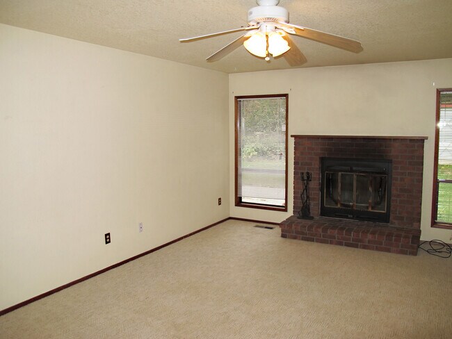 Foto del edificio - Pet Negotiable 3 Bedroom Home. Fire Place and Garage.