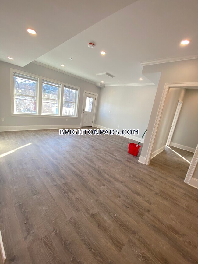 Building Photo - 120 Kenrick St