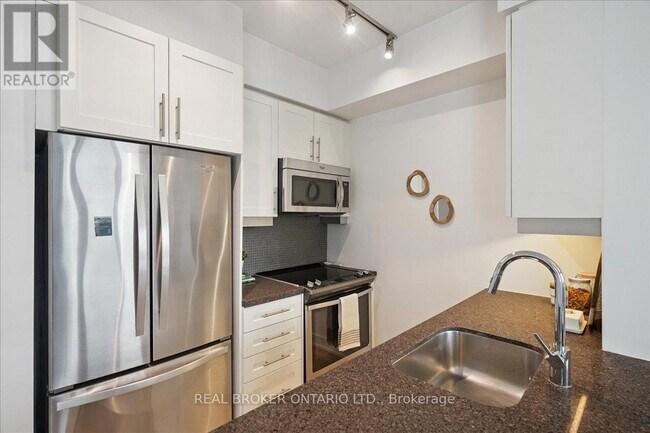 Building Photo - 525 Adelaide St W