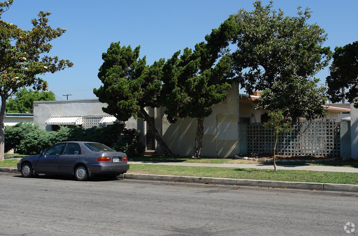 Building Photo - 1915 E Wilson Ave