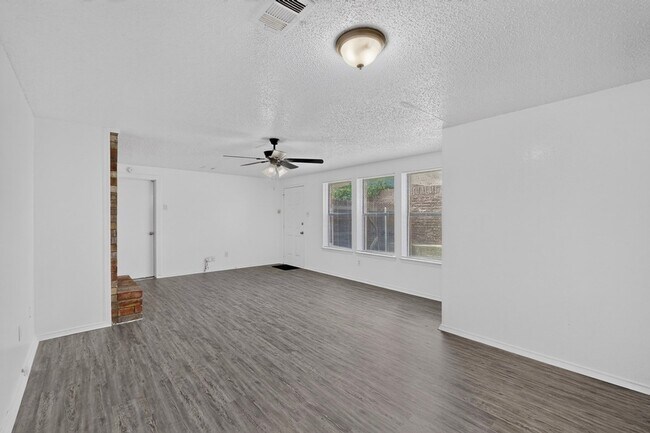 Foto del edificio - 6120 Cypress Point Dr