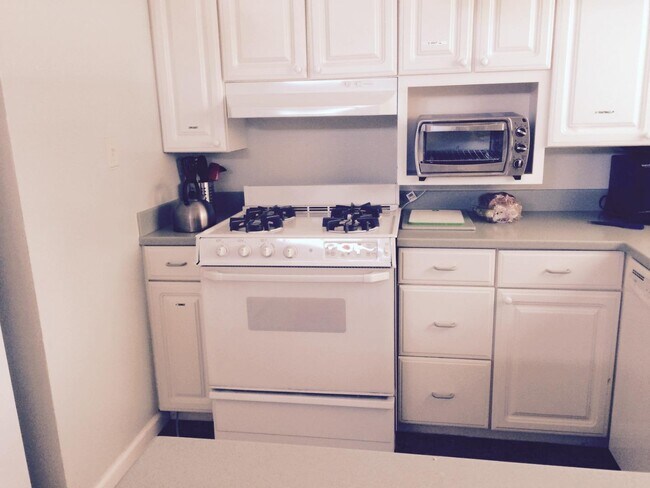Building Photo - 654 Lakehaven Dr