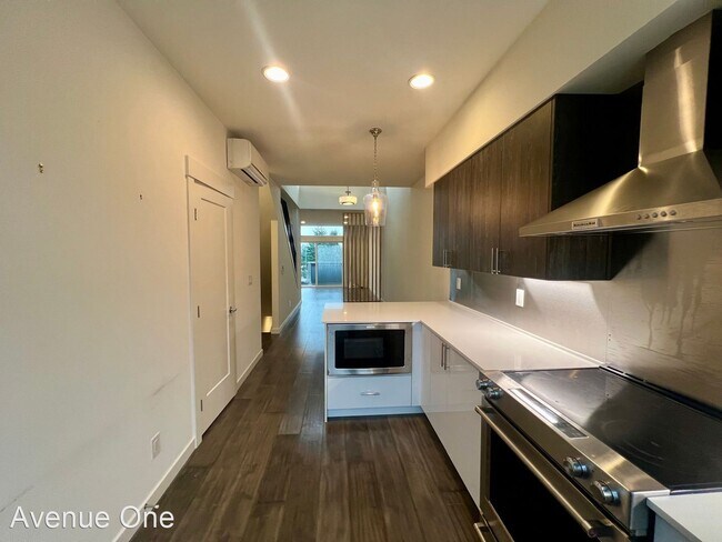 Building Photo - 3 br, 2.5 bath House - 1302 Yakima Ave S