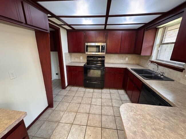 Foto del edificio - 3 bed, 2 bath ,fenced back yard in Moore Schools, ready for move in!