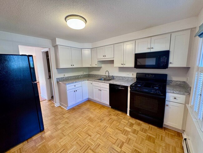 Building Photo - Wonderful 2 Bedroom, 1.5 bathroom condo w/...