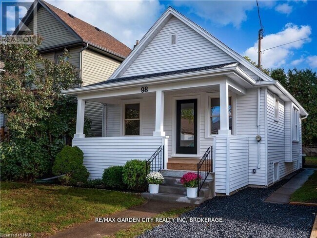 Photo du bâtiment - 98 Pleasant Ave