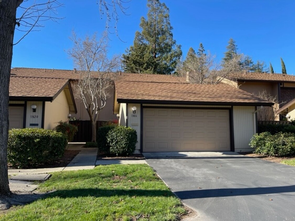 Primary Photo - Updated 3 bedroom, 2.5 bath, 2 story townh...