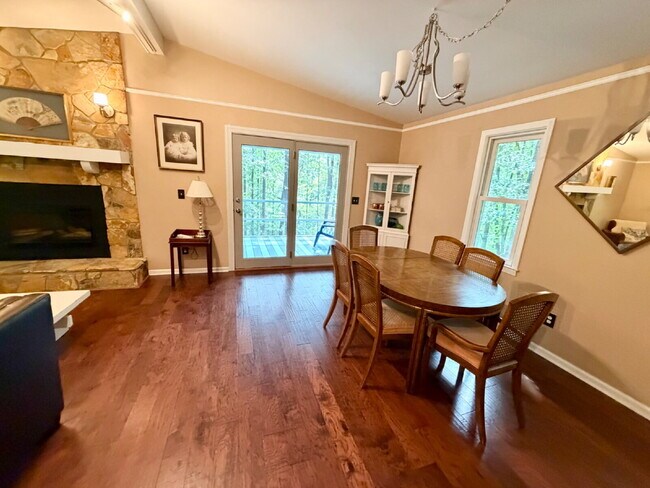 Building Photo - 4 Bedroom home Keowee Key Community