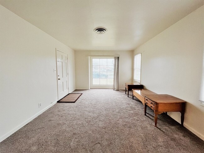 Building Photo - Centrally located 3-bedroom house