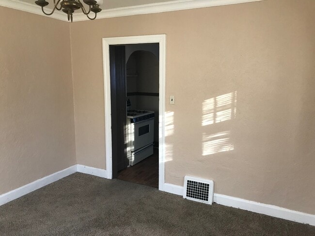 Building Photo - 323 Hillview Dr