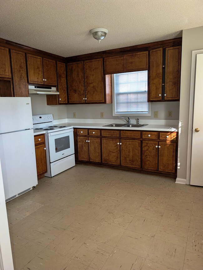 Building Photo - 2110 Shamrock Dr E