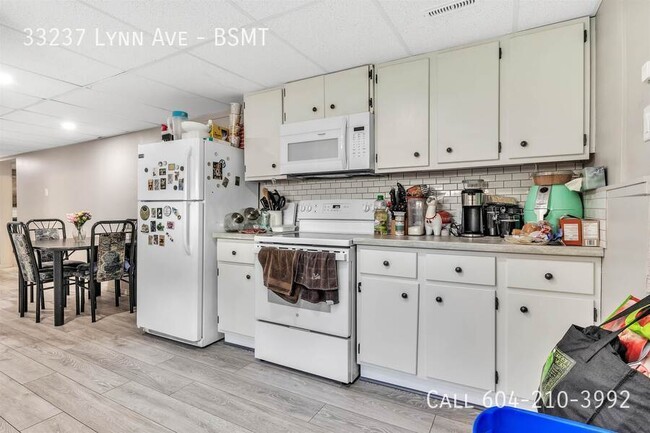 Photo du bâtiment - Basement with Private Driveway