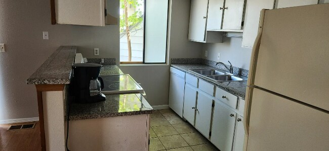 Foto del edificio - 17000 E Ford Dr