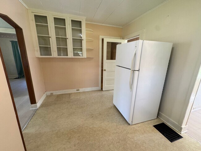 Foto del edificio - Spacious & Updated Home with Bonus Room, Large Basement, & Garage