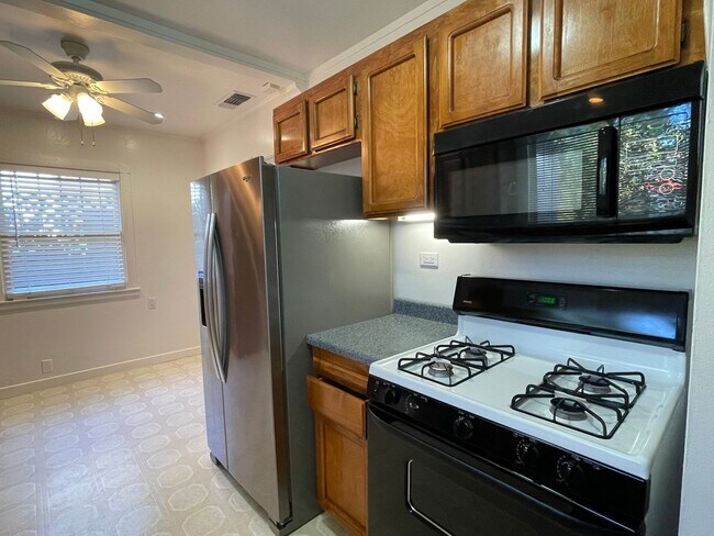 Foto del edificio - Three Bedroom One Bathroom Home in Sacramento