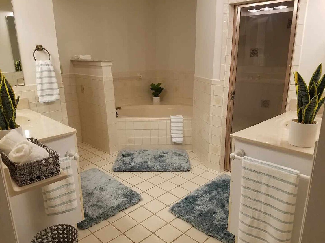 On -Suite master bath - 4843 SE Bollard Ave