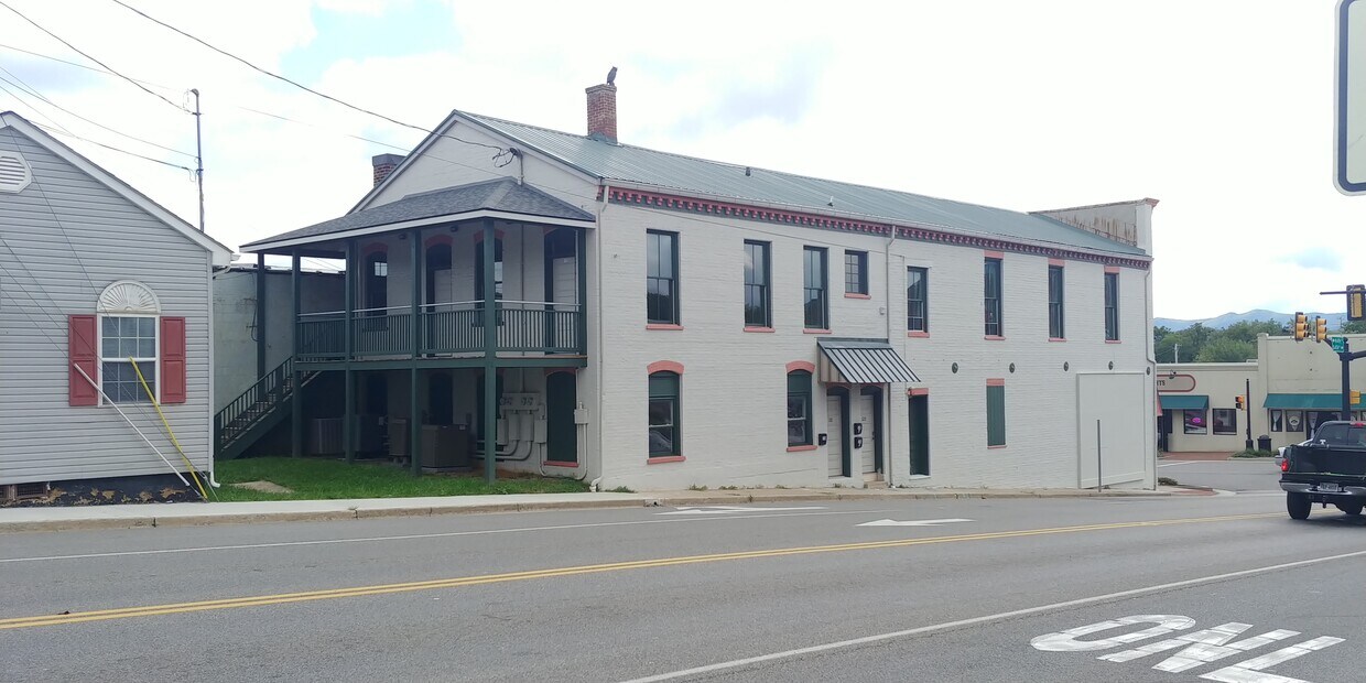 120 N 4th St Unit A, Wytheville, VA 24382 Apartments in Wytheville