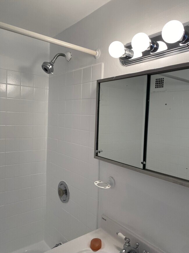 Baño - 730 24th St NW