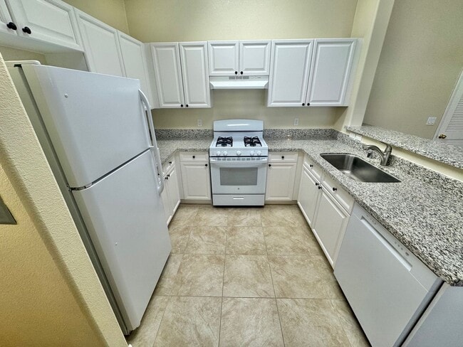 Building Photo - CHARMING 2 BEDROOM CONDO IN GATED COMMUNITY