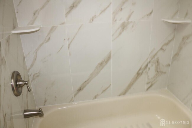 Foto del edificio - 405 Maplecrest Rd