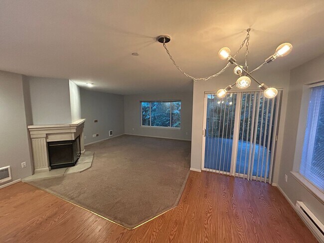 Foto del edificio - 3 Bed, 2.5 bath Townhome w/1-car garage in Highland Park neighborhood of Renton, $3,075/mo.