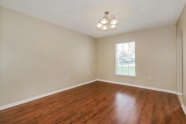 Building Photo - 692 Sunway Ln