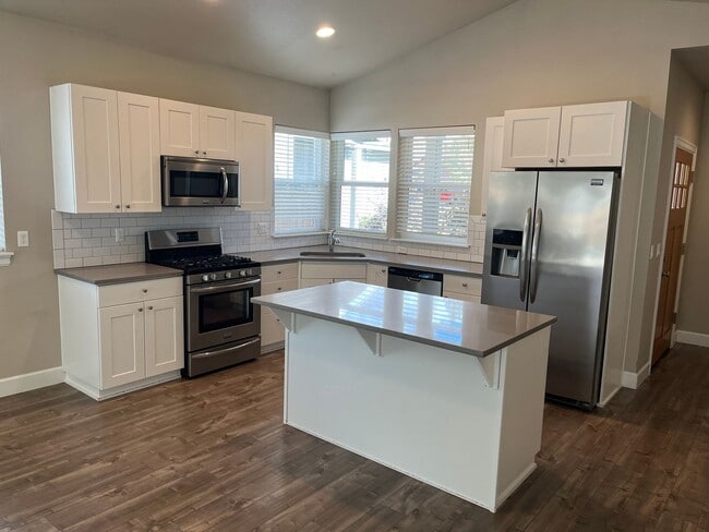 Building Photo - Single Level Home with Nice Layout