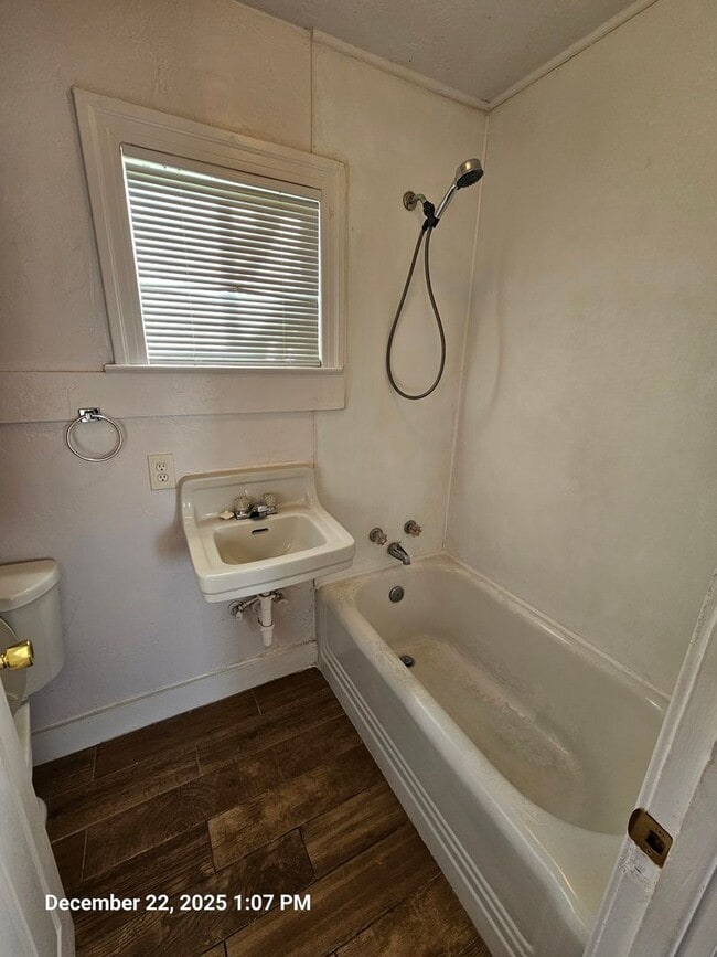 Building Photo - 527-537 E San Joaquin Ave