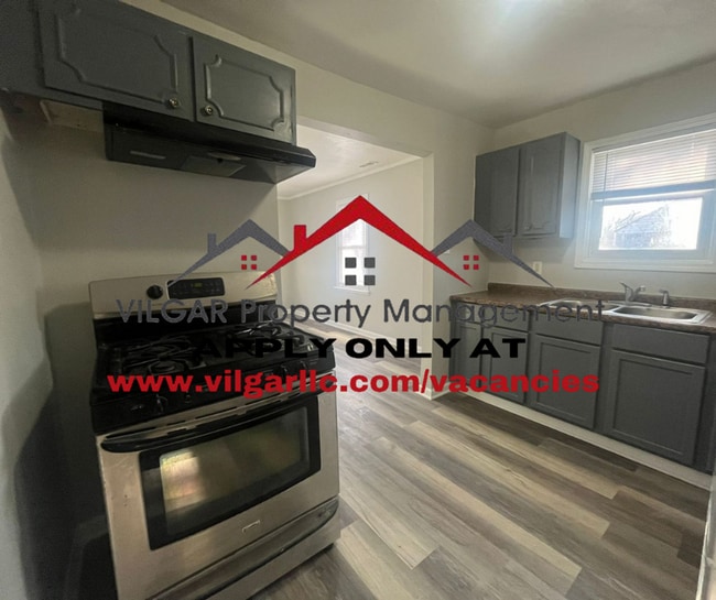 Foto del edificio - 2 comfortable bedrooms & 1 full bath house...