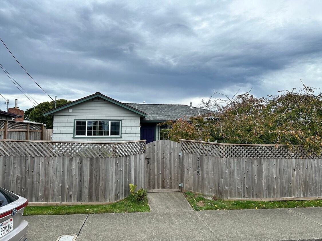 Foto principal - 2 Bedroom/ 1 Bath House in Eureka, Single car Garage with Washer & Dryer included!!