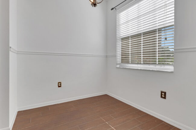 Foto del edificio - 14130 Winchester Ct