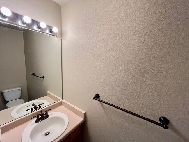 Building Photo - Charming 3 Bedroom Townhome w/ Basement