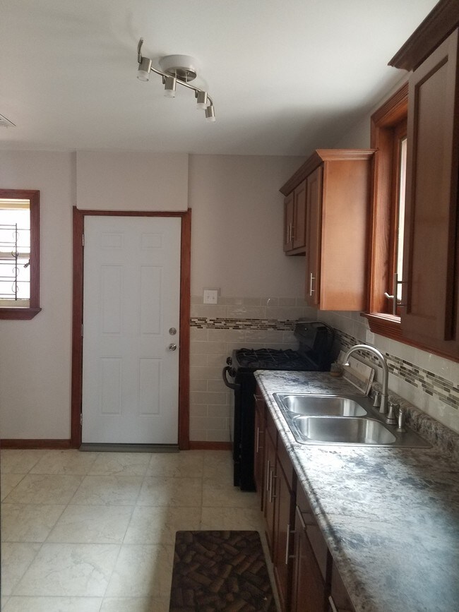 Building Photo - 1725 E 86th St