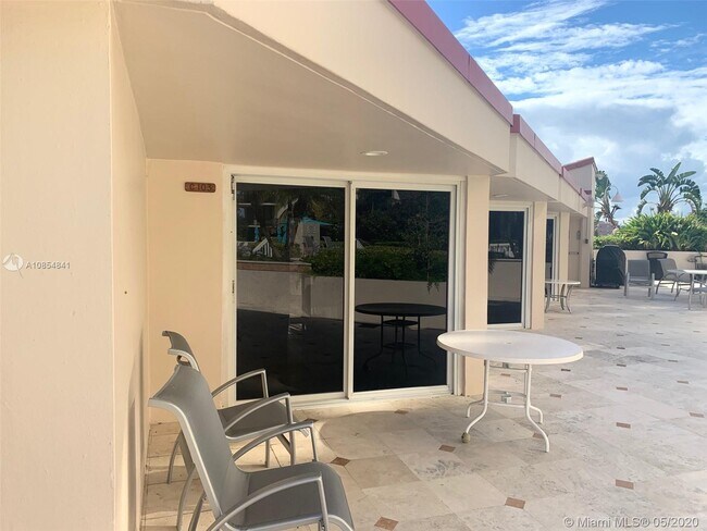 Building Photo - 19667  Turnberry Way 27B Aventura Fl 33180